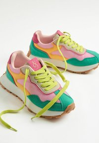 Sneaker vivaci con mesh rosa, giallo e verde, suola chunky bianca e battistrada in gomma color beige. Lacci verdi e logo in evidenza.