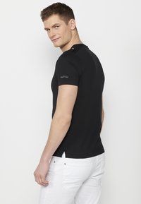 Koroshi Apdrukāts T-krekls - black