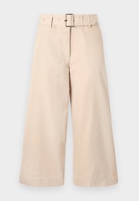Beige levele trouserit, joissa on vyötärö vyöllä, valmistettu sileästä kankaasta. Ominaisuuksiin kuuluu etuvetoketju ja ommellut reunat. Ei näkyviä kuvioita tai koristeita.