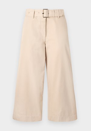 Beige vide beinbukser med belte i livet, laget av glatt stoff. Har frontglidelås og sømmer i kanten. Ingen synlige mønstre eller detaljer.