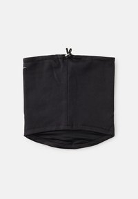 Juodas kaklo gaiteris, pagamintas iš tamprios medžiagos, su lygia tekstūra, raišteliu užsegimui ir suapvalintomis kraštinėmis, užtikrinančiomis tvirtą prigludimą.