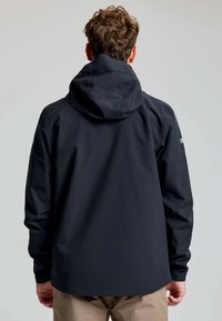 Giacca nera impermeabile con cappuccio, caratterizzata da un tessuto liscio, maniche lunghe e design minimalista. Nessun logo o decorazione visibili.
