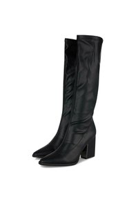 Botas negras hasta la rodilla hechas de cuero suave, con un caño ajustado, punta afilada y tacón cuadrado grueso que presenta un acento metálico.