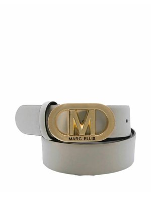 Cintura in pelle grigio chiaro con grande fibbia ovale dorata con una marcata "M" e la scritta "MARC ELLIS" sotto la lettera.