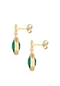 Goldohrringe mit einem grünen, facettierten Edelstein. Das Design hat eine geometrische Form mit einem kleinen Stecker und einer sicheren Befestigung.