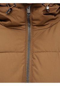 Bruine gewatteerde jas met een hoge kraag en een ritssluiting aan de voorkant met metalen details, een gladde stof en dubbele koordsluitingen.