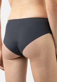 Donkergrijze katoenen slip met een soepele textuur, een middelhoge pasvorm en minimale stikseldetails, die een naadloze uitstraling bieden.