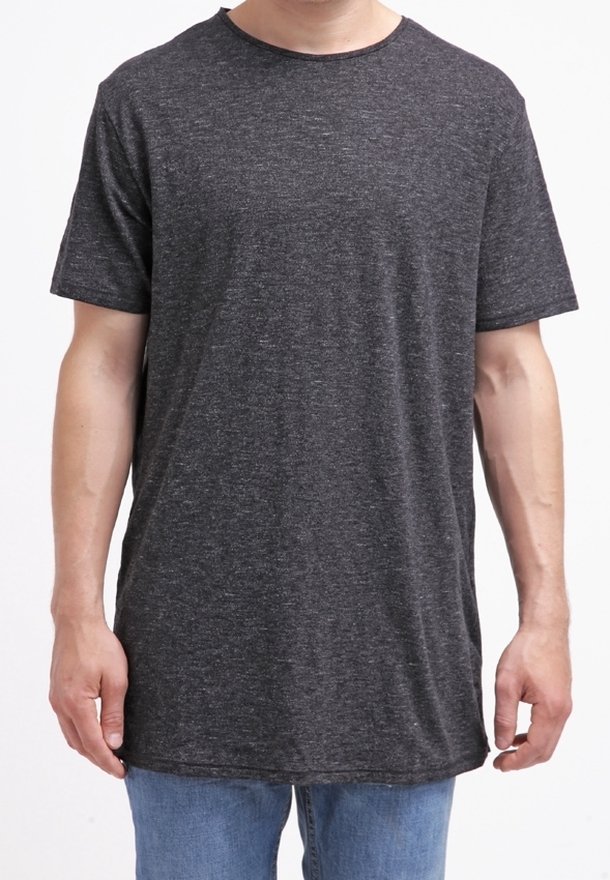 Homme portant un t-shirt gris foncé uni à manches courtes et un jean bleu, debout les bras détendus le long du corps sur fond blanc.