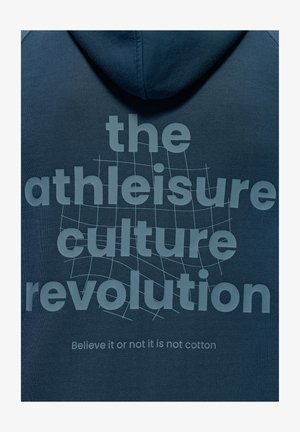 Tmavomodrá mikina s mäkkou textúrou. Na prednej strane sa nachádzajú veľké svetlošedé písmená s nápisom "revolúcia kultúry athleisure" a pod ním menší slogan.