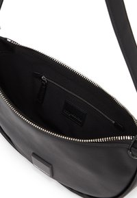 Borsa a tracolla in pelle nera con apertura a zip, fodera in tessuto, tasca interna e dettaglio della zip in tono argento.
