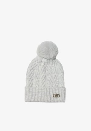 Beanie grigio a maglia con motivo a treccia, dotato di un morbido pom-pom sulla parte superiore e di un risvolto con un piccolo dettaglio di logo dorato.