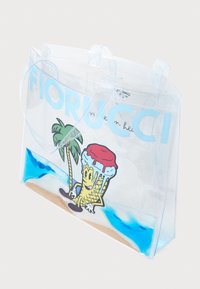 Priehľadná plastová taška s modrým textom "FIORUCCI", obsahujúca kreslenú postavu s kornútkom zmrzliny a plážovými prvkami v dizajne.