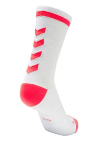 Calzino sportivo bianco con accenti rosa brillante, fondo rigato e motivi a chevron lungo il lato. Texture morbida con tallone rinforzato.