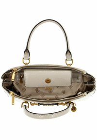 Sac à main en cuir synthétique blanc avec quincaillerie dorée, fermeture zip, et poche intérieure avec motif de logo. Doubles poignées pour le transport.