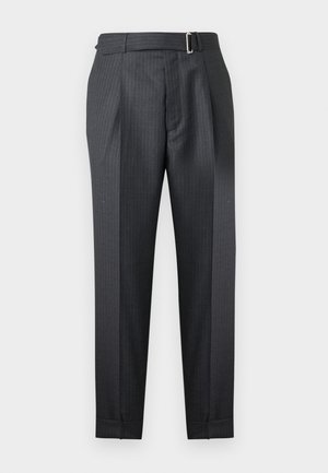 Pantaloni croiți gri închis cu dungi subțiri, cu cataramă de ajustare laterală și pliuri frontale, pe fundal alb.