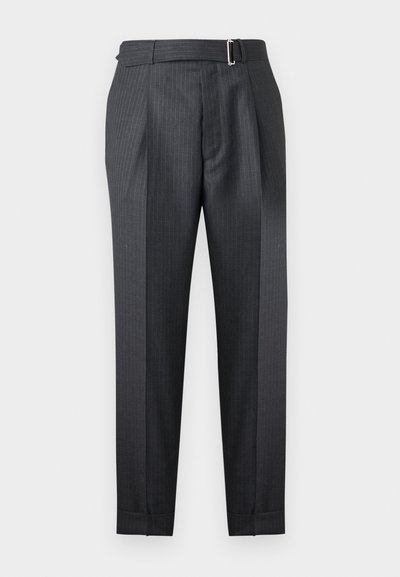 Σκούρο γκρι παντελόνι με ρίγες, ραμμένο με ζωνάκι ρύθμισης στο πλάι και πιέτες μπροστά, σε λευκό φόντο.
