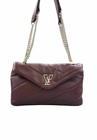 Borsa a mano in pelle bordeaux con design a rombi, hardware dorato e tracolla a catena. Presenta una chiusura a patta e un dettaglio con logo impresso.