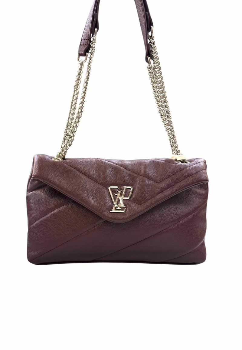 Borsa a mano in pelle bordeaux con design a rombi, hardware dorato e tracolla a catena. Presenta una chiusura a patta e un dettaglio con logo impresso.
