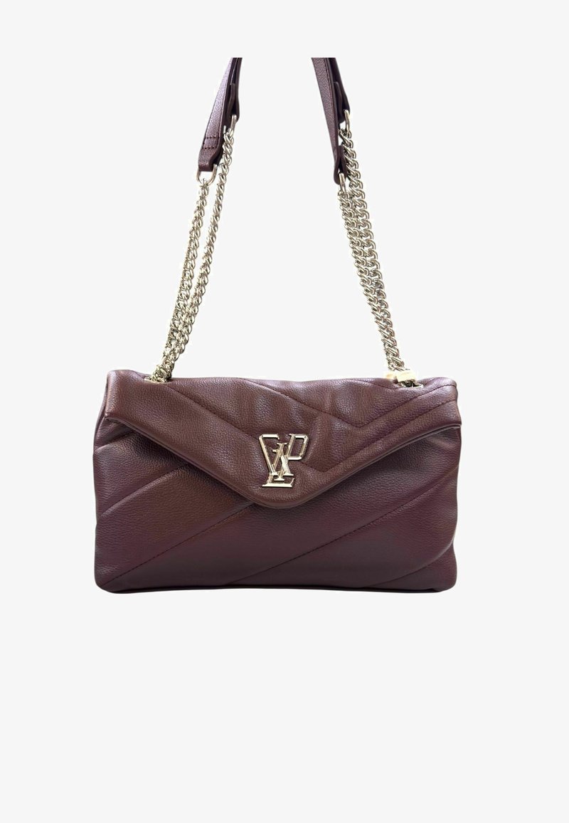 Borsa a mano in pelle bordeaux con design a rombi, hardware dorato e tracolla a catena. Presenta una chiusura a patta e un dettaglio con logo impresso.