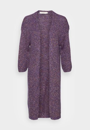 Long cardigan tricoté violet avec un motif tacheté, manches trois-quarts et ouverture frontale.