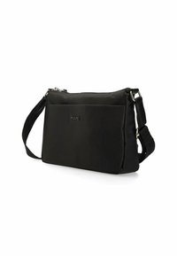 Borsa a spalla sintetica nera di forma rettangolare, design testurizzato, tracolla regolabile e compartimento frontale con logo.