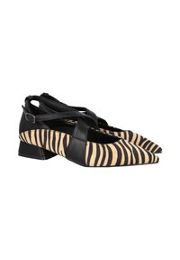 Bailarinas de punta con ribete de cuero negro y parte superior de tela beige con un patrón de rayas de cebra negro. Diseño de tacón bajo.