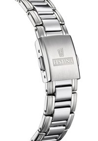 Reloj de acero inoxidable plateado con un acabado cepillado suave y eslabones pulidos, que presenta un cierre rectangular grabado con el nombre de la marca.