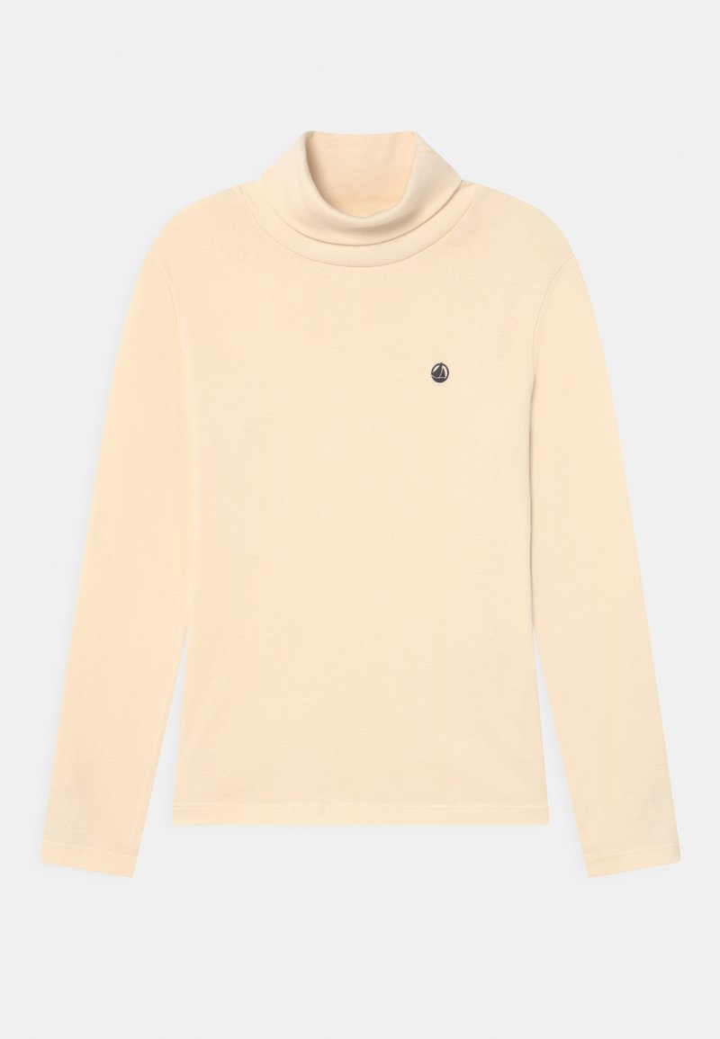 Kremowa koszulka z długim rękawem i golfem, z małym czarnym logo żaglówki na lewej piersi.