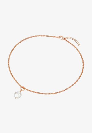 Ankelkæde i rosaguld med et snoet design, forsynet med en enkelt iridescent perledroppendant. Justerbar lås.