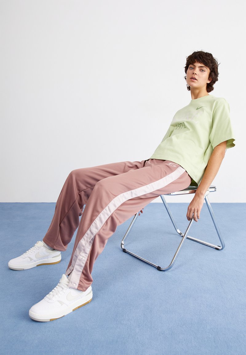 Nike Sportswear AIR BREAKAWAY PANT - Teplákové kalhoty - smokey mauve
