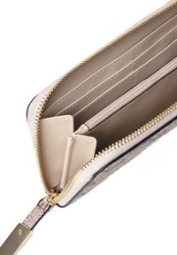 Portafoglio con un rivestimento in tessuto testurizzato beige e marrone. L'interno presenta diversi scomparti per carte e una tasca con zip. Hardware della zip in oro.
