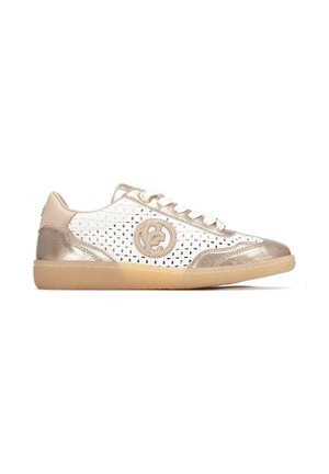 Zapatilla de caña baja con lados blancos perforados, detalles metálicos beige en la punta y el talón, logo circular beige, cordones blancos y suela marrón clara.