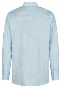 Lichtblauw langsliegend shirt van gestructureerde stof. Voorzien van een standaard kraag en knoopmanchetten; eenvoudig, minimalistisch ontwerp.