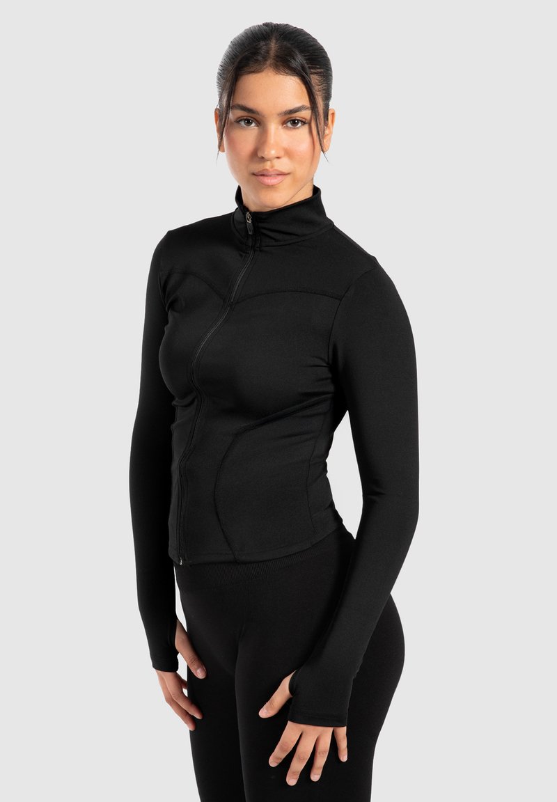 Schwarze Zip-Jacke mit hohem Kragen, körpernaher Passform, langen Ärmeln und Daumenlöchern. Hergestellt aus elastischem Material mit Nahtdetails.
