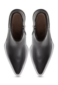 Zwarte leren schoenen met een spitse neus, zilverkleurige accenten en een gladde textuur. Voorzien van een witte rubberen zool.