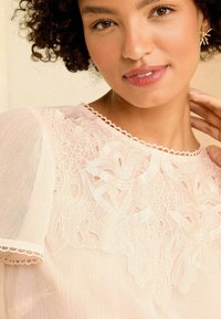 Love & Roses FLUTTER SLEEVE SHELL - REGULAR FIT - Bluse - pink cutwork