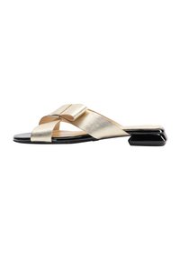 Guld metallic slide sandal med en bred krydssnor og en sort, lav blokhæle; glat tekstur og minimalistisk design.