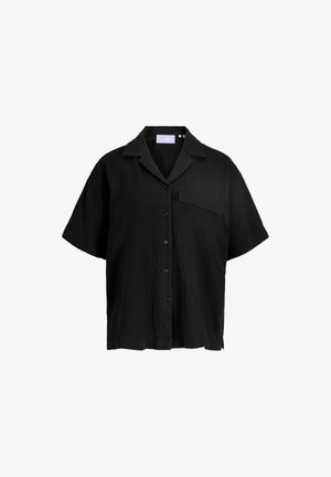 Zwarte korte mouwen shirt gemaakt van een gestructureerde stof, met een kraag, knoopsluiting en een enkele opgestikte zak aan de linkerkant.
