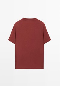 T-shirt uni à manches courtes de couleur rouge foncé vu de dos sur fond blanc.