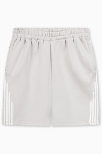 Lysegrå treningshorts med elastisk midje, to sidelommer og tre hvite vertikale striper på venstre side.