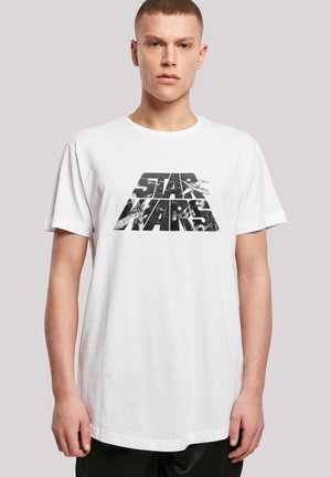 Hvit bomull T-skjorte med svart grafisk trykk av "STAR WARS" med romtema. Rund hals og korte ermer.