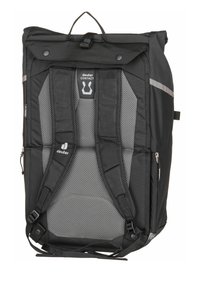 Zaino nero con spallacci in rete imbottiti e design arrotolabile. Presenta dettagli riflettenti e una tasca con zip sul lato.