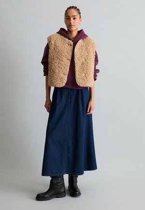 Marc O'Polo DENIM, MARC O'POLO DENIM TEDDY-WESTE REGULAR AUS WEICHEM CURLY-PLÜSCH - Bodywarmer - sandpaper