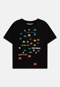 T-shirt in cotone nero con arte pixel in vari colori, tra cui verde, blu, arancione e giallo, con elementi testuali legati al gaming.