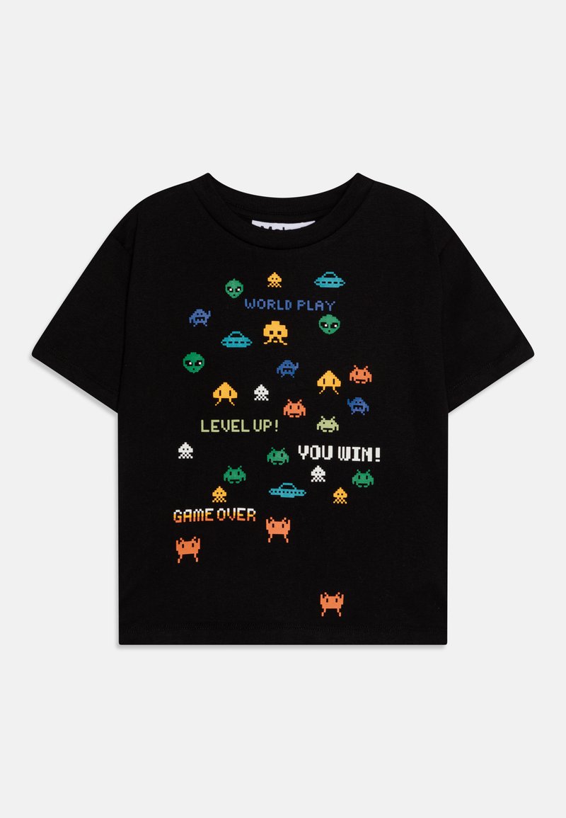 T-shirt in cotone nero con arte pixel in vari colori, tra cui verde, blu, arancione e giallo, con elementi testuali legati al gaming.