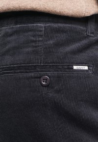 GANT REGULAR - Stoffhose - black grey