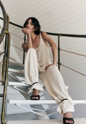 PULL&BEAR, HEELED SANDALS - Sandále na vysokom opätku - black