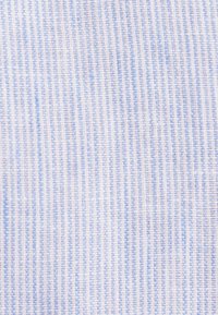 Tissu tissé bleu clair et blanc avec des motifs de fils verticaux et horizontaux créant un motif rayé texturé.