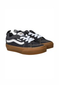 Zapatillas de ante negro con cordones blancos, que presentan una franja lateral blanca, costuras beige y una suela de goma texturizada en color goma.
