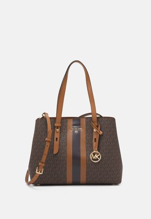 Sac à main Michael Kors marron avec des rayures verticales marron foncé et beige, doubles anses, bandoulière réglable et breloque logo MK dorée.
